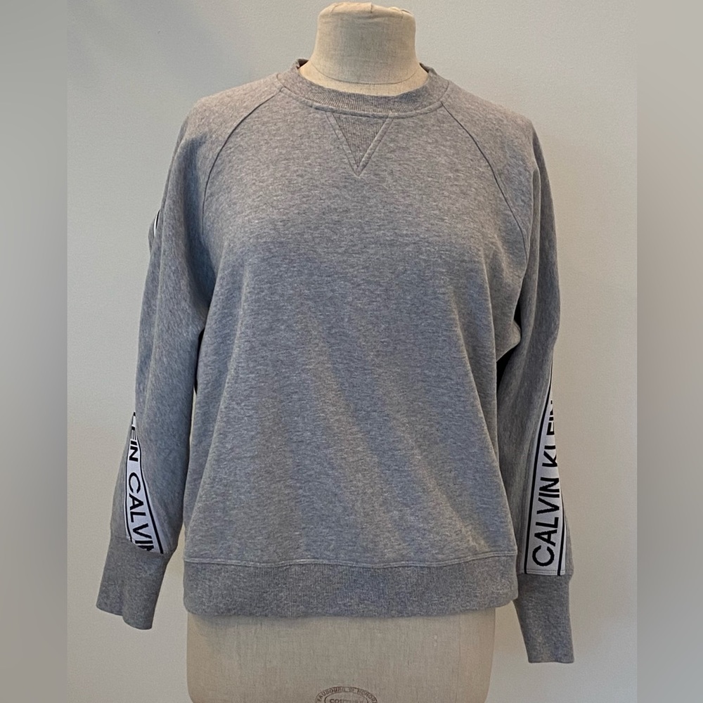 Calvin Klein Womens Grey Crew Neck Sweatshirt with White Knit Logo / Size M.